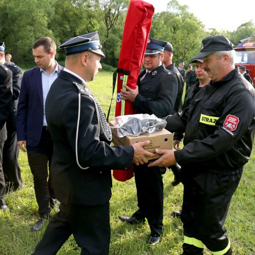 Przekazanie sprzętu dla Ochotniczych Straży Pożarnych